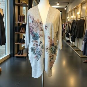 LIVE IN THE MOMENT FLORAL PRINT OPEN CARDIGAN/ 3/4 SLEEVE/ Size M